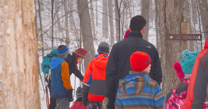 Famille qui visite un sentier en hiver