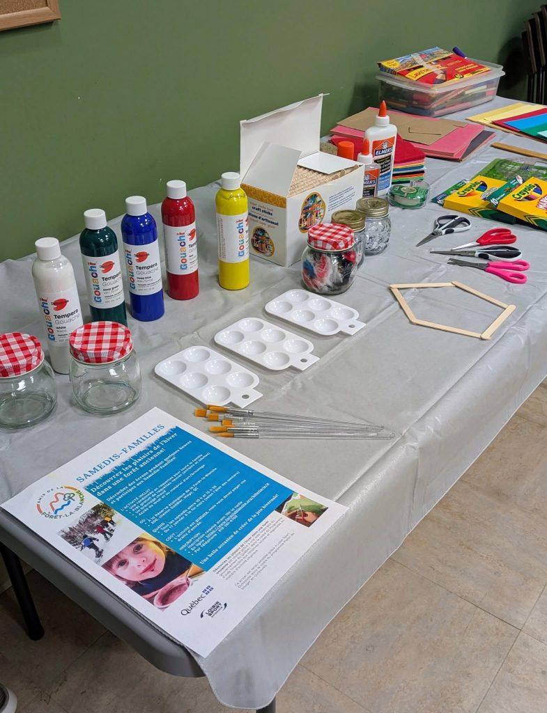 Matériel de bricolage et de peinture étalé sur une table