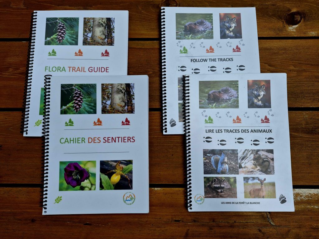 Quatre livrets servant comme guide sur les sentiers pédestres
